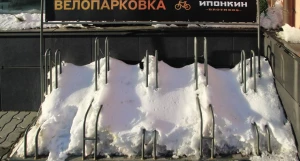 Снег тает, велопарковка.