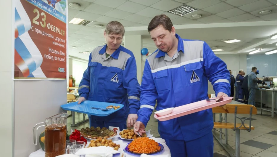 В столовых "Алтай-Кокса" поздравили мужчин с праздником.
