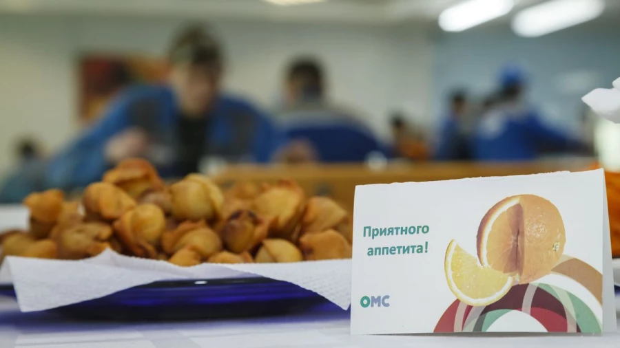 В столовых "Алтай-Кокса" поздравили мужчин с праздником.