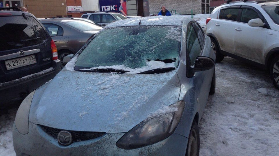 Снег с крыши повредил автомобиль.