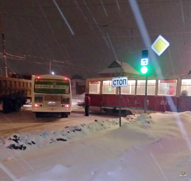 В ДТП попали трамвай и два автобуса. Новосибирск, 1 марта 2017 года.