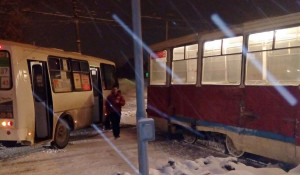 В ДТП попали трамвай и два автобуса. Новосибирск, 1 марта 2017 года.