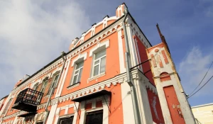 Двухэтажный дом, построенный в 1909 году на улице Пушкина, 48.