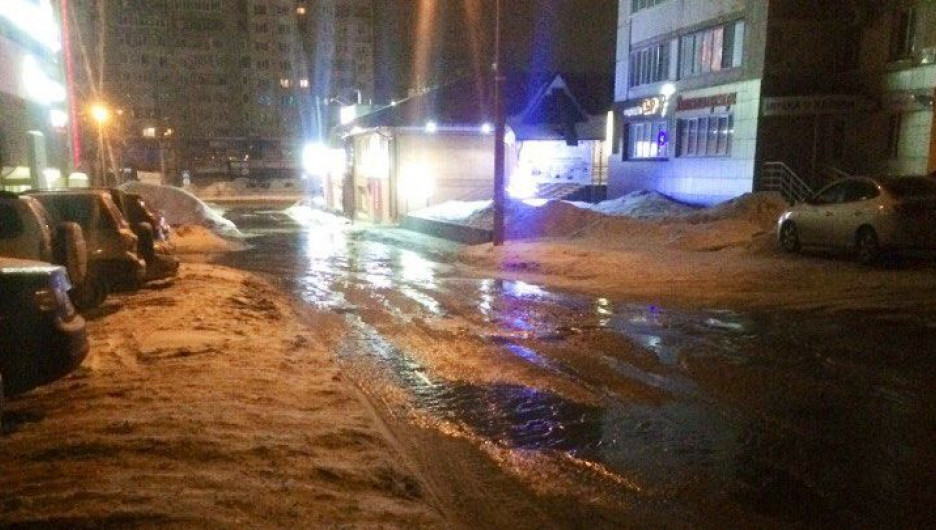 Порыв водопровода на ул. Чкалова.
