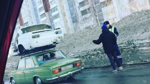 Барнаулец возил на крыше "Жигулей" другой автомобиль.