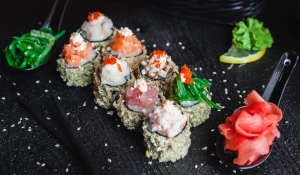 Бронируйте столики на 8 марта.