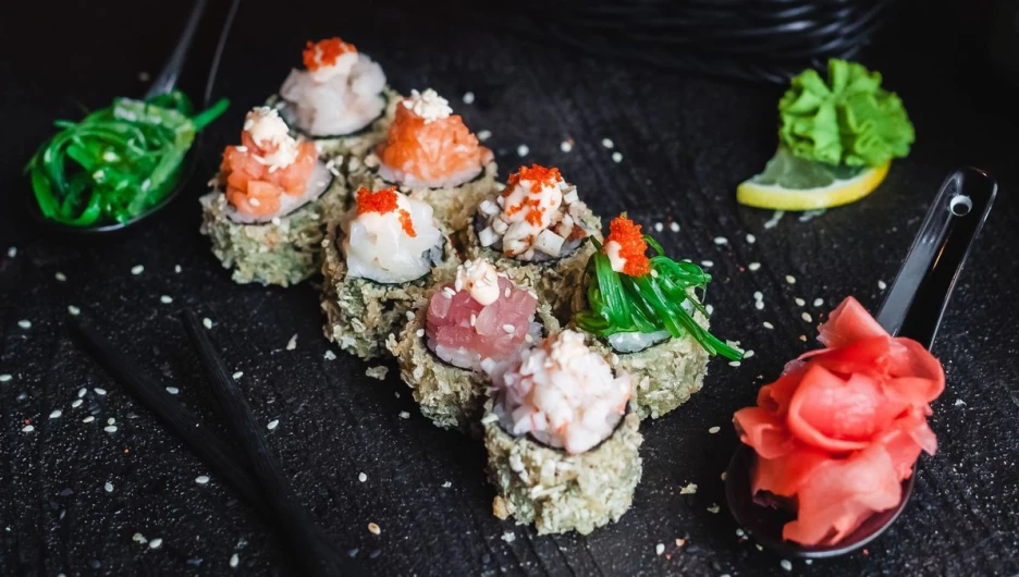 Бронируйте столики на 8 марта.