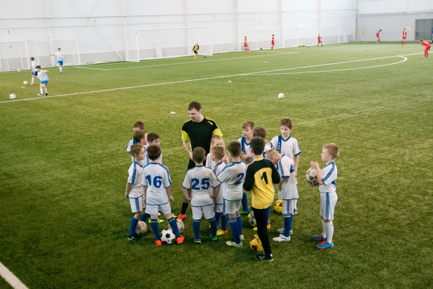 Темп барнаул спортивный комплекс. Спортклуб темп барнаул. Мане для футбола в барнауле. Манеж темп. Футбольный манеж крылья муром.