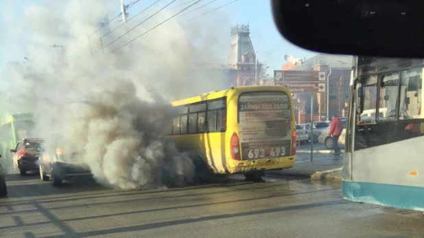 Горит маршрутка.