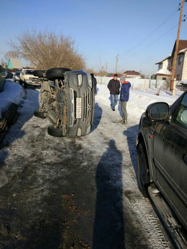 В Барнауле внедорожник упал на Ford и перевернулся