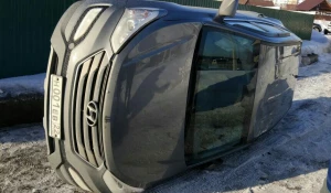 В Барнауле внедорожник упал на Ford и перевернулся