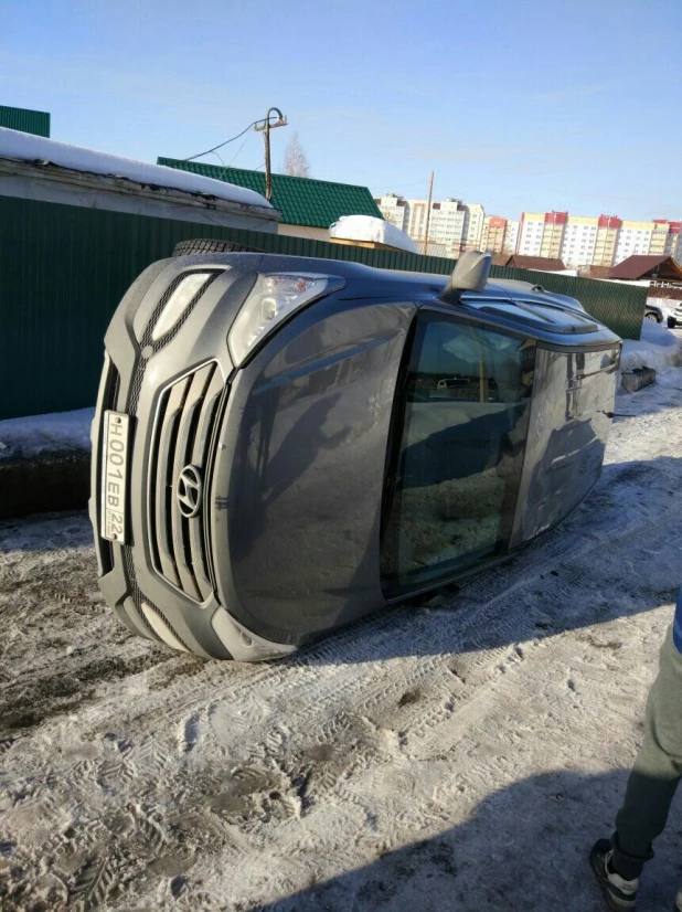 В Барнауле внедорожник упал на Ford и перевернулся