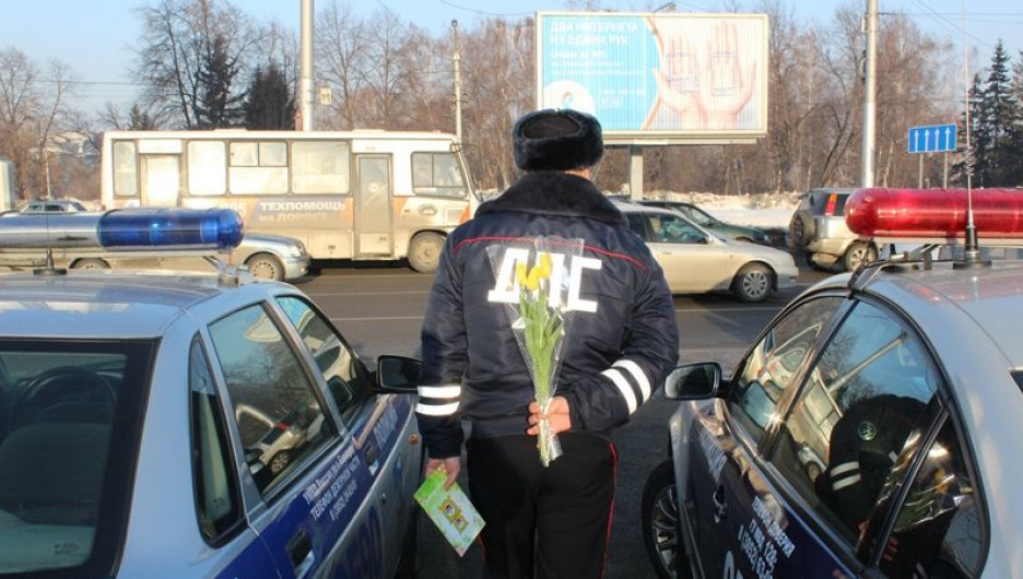 ГИБДД Барнаула поздравляет автоледи с 8 марта.