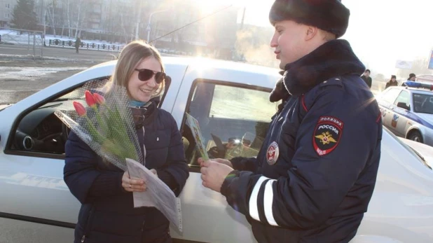 ГИБДД Барнаула поздравляет автоледи с 8 марта.