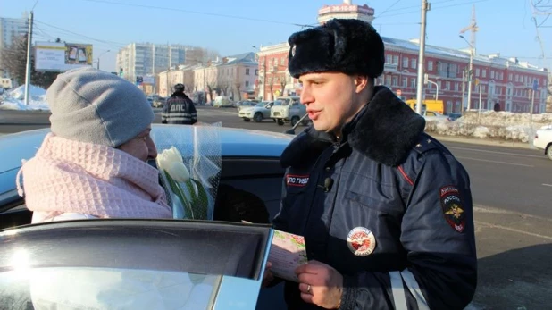 ГИБДД Барнаула поздравляет автоледи с 8 марта.