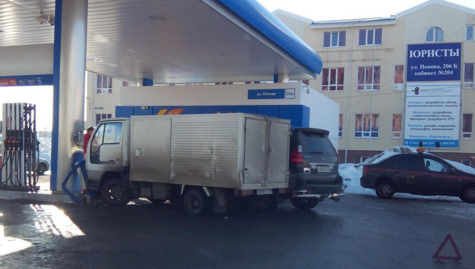 ДТП на автозаправке в Барнауле.