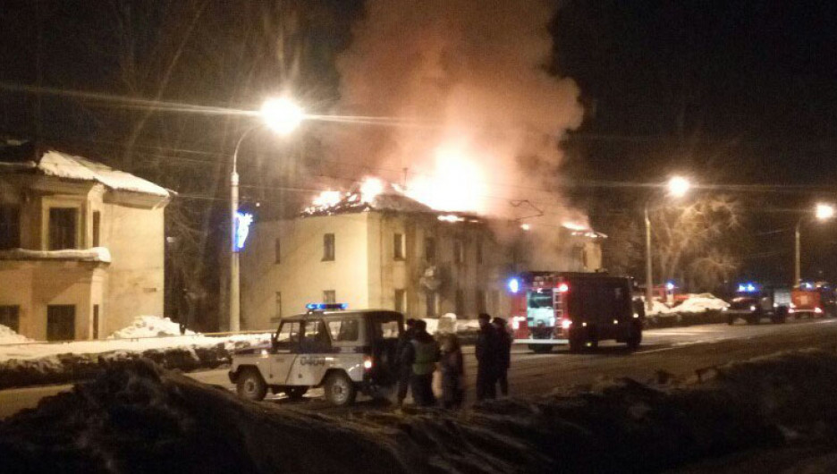 В Барнауле горел многоквартирный дом.