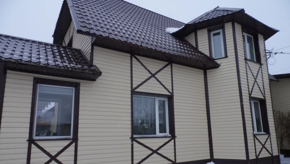 В Барнауле продают коттедж с магазином и бассейном