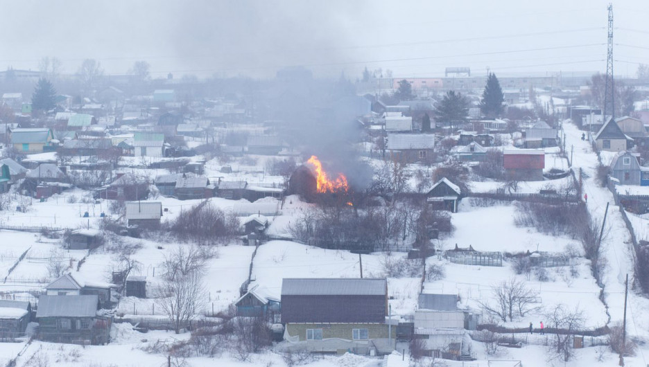 В Барнауле сгорел садовый дом. 