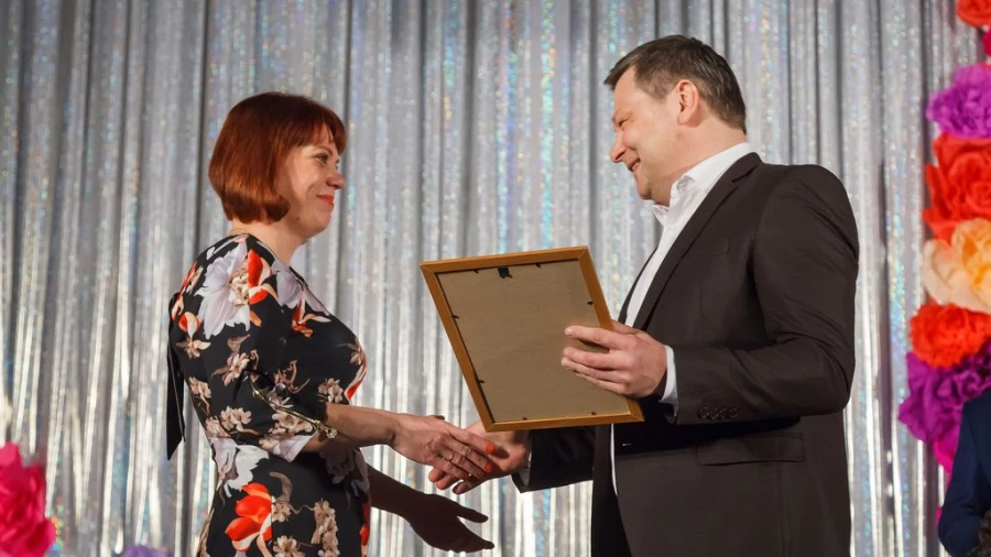 Павел Лизогуб вручает награды.