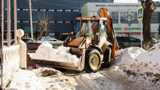 Уборка снега в Барнауле.