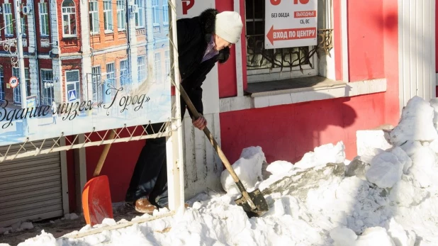 Уборка снега в Барнауле.