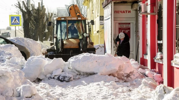 Уборка снега в Барнауле.