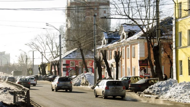 Автомобили в Барнауле.