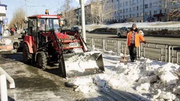 Уборка снега в Барнауле.