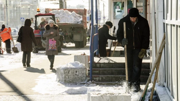 Уборка снега в Барнауле.