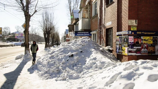 Уборка снега в Барнауле.