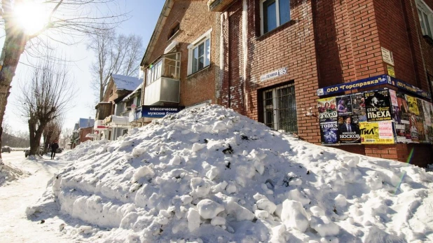 Уборка снега в Барнауле.