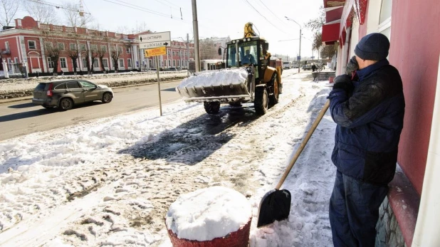 Уборка снега в Барнауле.