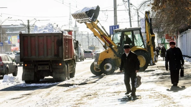 Уборка снега в Барнауле.