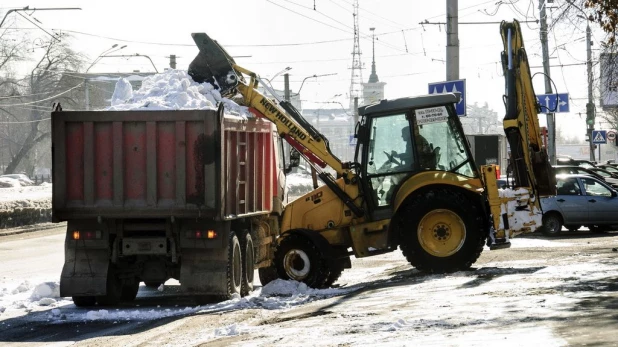 Уборка снега в Барнауле.