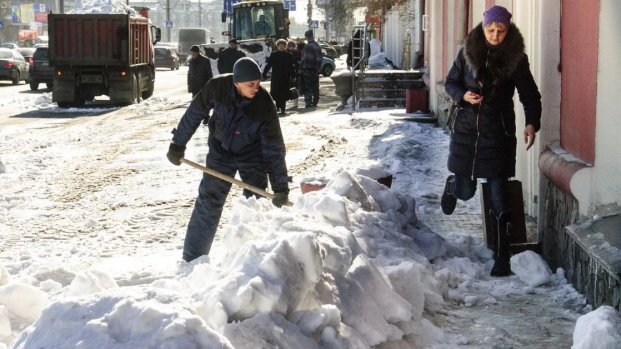 Уборка снега в Барнауле.