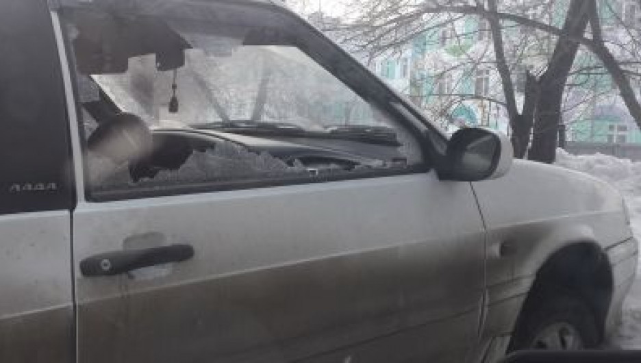 В Барнауле обокрали припаркованный во дворе дома на ул. Юрина ВАЗ.