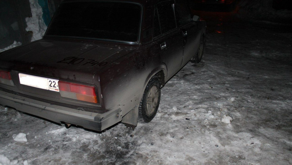 В Барнауле поймали мужчин, сливавших бензин из машины.