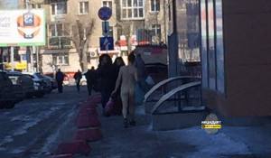 В Новосибирске голая девушка прошла по площади Карла Маркса.