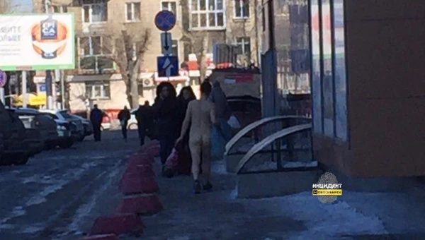 Шокировала прохожих: голая девушка пробежала по заснеженной улице в Новосибирске. ВИДЕО