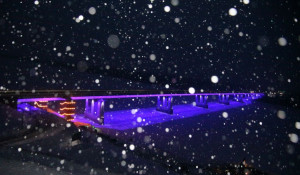 Зима. Идет снег. Новый мост.