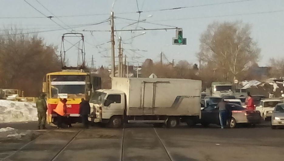 ДТП с участием трамвая и грузовика. Барнаул, 14 марта 2017 года.