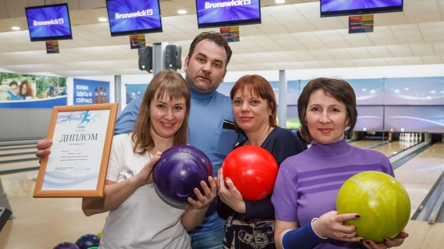 Победители турнира по боулингу.