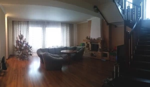 В Барнауле продают особняк с цветочной оранжереей