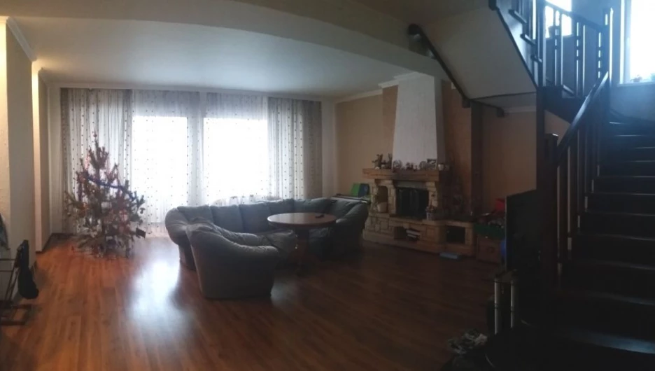 В Барнауле продают особняк с цветочной оранжереей