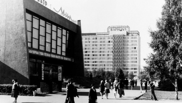 Кинотеатр "Мир" и гостиница "Барнаул" (построена в 1983 г.).