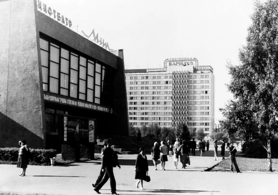 Кинотеатр &quot;Мир&quot; и гостиница &quot;Барнаул&quot; (построена в 1983 г.).