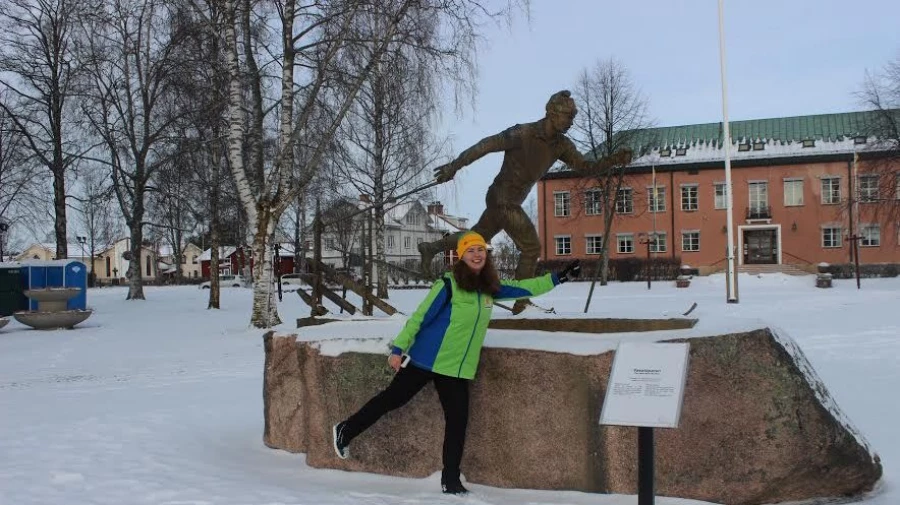 Наталья Теплякова и памятник лыжнику
