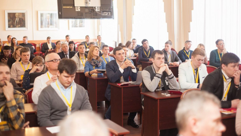 Участники и зрители менторской сессии стартап-тура Сколково.