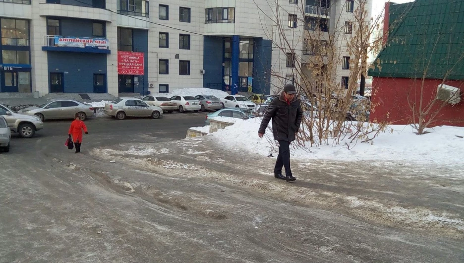 Гололед на ул. Папанинцев.